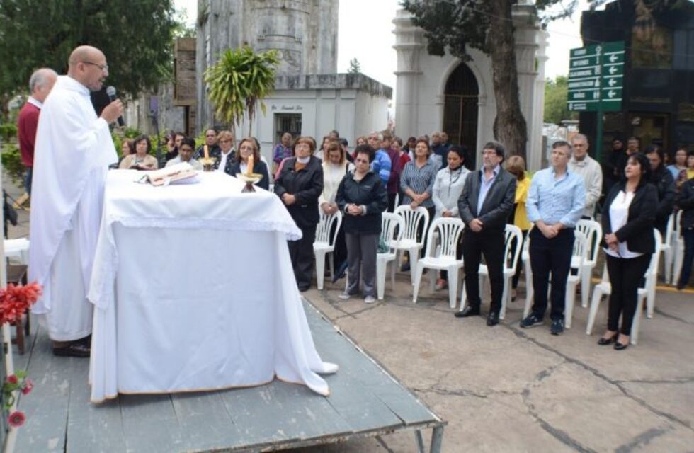 Se realizó la Misa por el Día de la Madre en el cementerio San Francisco Solano
