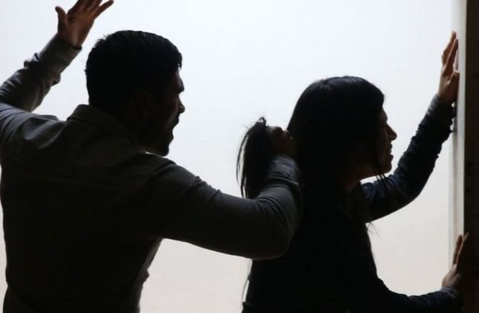 Trató de ahorcar a su pareja con un cable y le dijo: "Yo no voy a ir preso, te voy a matar antes"