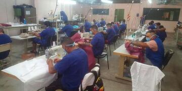 Privados de su libertad en Córdoba hacen tapabocas\u002E