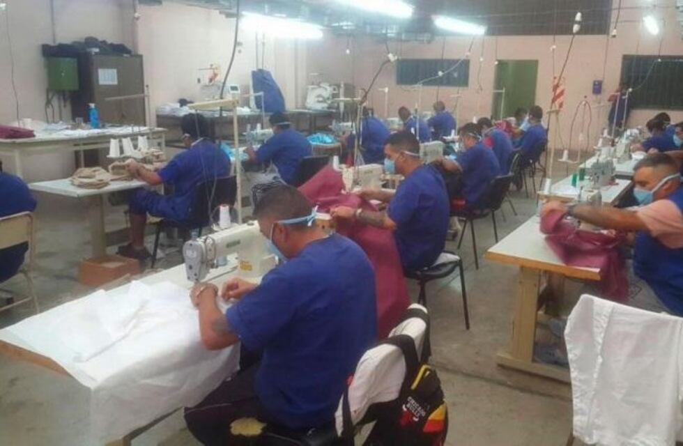 Presos en Córdoba ya fabricaron 12 mil tapabocas
