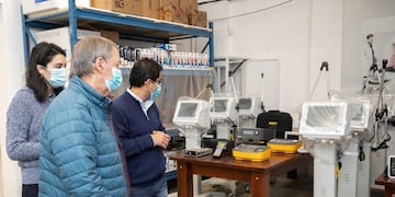 El Gobernador supervisó el monitoreo que se realiza en el Laboratorio de Ingeniería Biomédica, a los nuevos respiradores\u002E