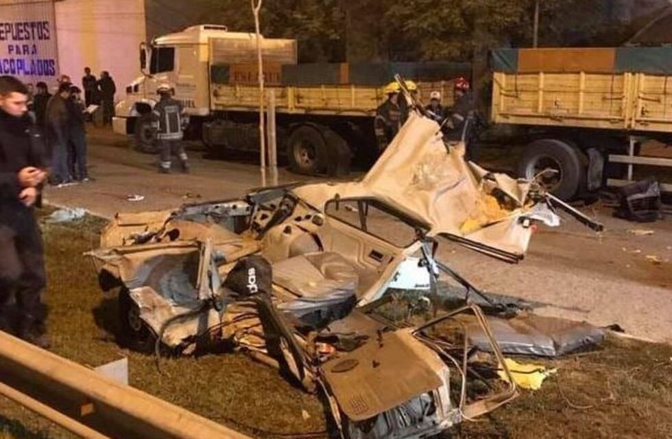 San Miguel del Monte: cuatro jóvenes murieron al chocar con un camión en un confuso episodio