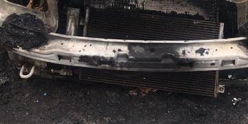 El Corsa fue incendiado en la madrugada de este lunes en inmediaciones de Catamarca y Cafferata\u002E (Twitter)