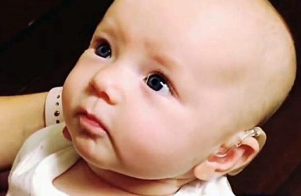 La reacción de una beba de 2 meses al oír por primera vez a su mamá