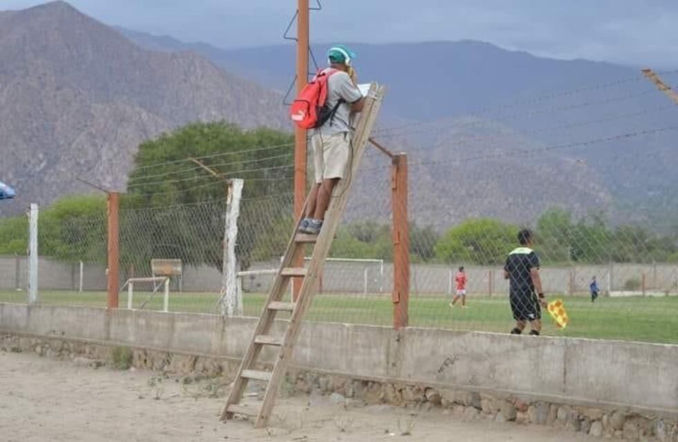 Por amor al arte: la historia del artesano que es relator de fútbol en Cafayate