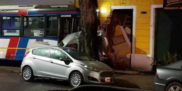 Un auto y un colectivo chocaron en Caballito y se incrustaron contra un comercio (Foto: Twitter)