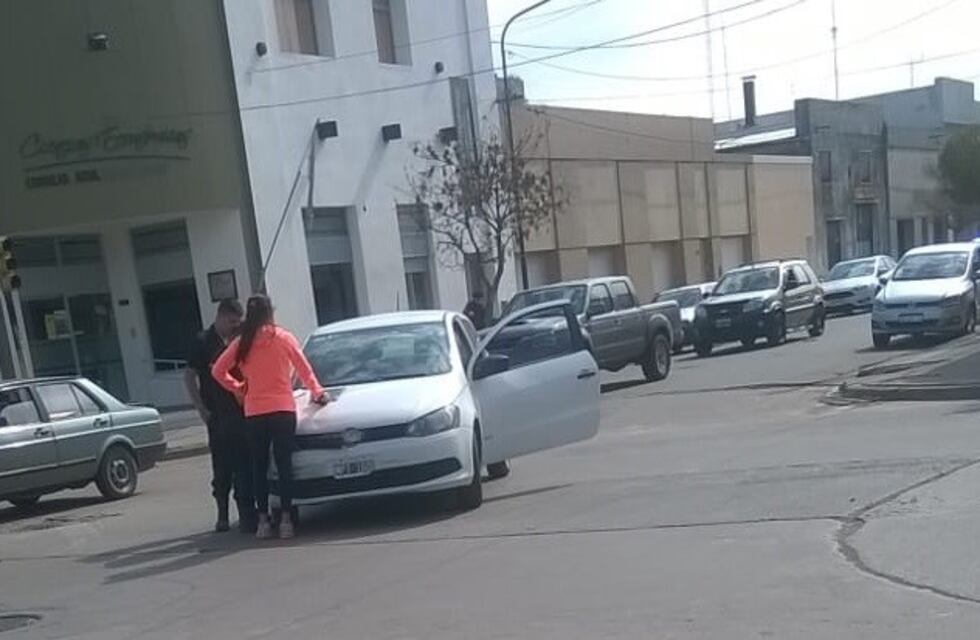 Chocaron dos autos en Av. Perón y España