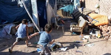 Niños juegan en la villa en Mendoza (Web)