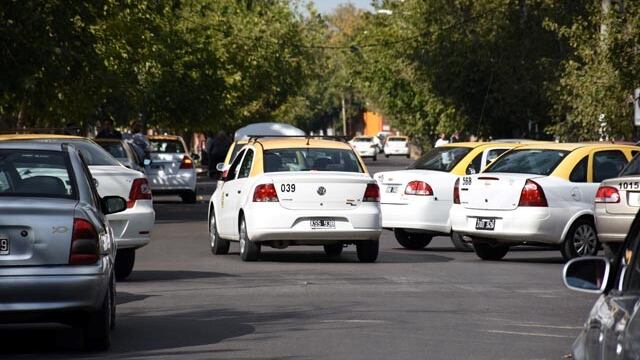 La golpean y roban el celular y recaudación.