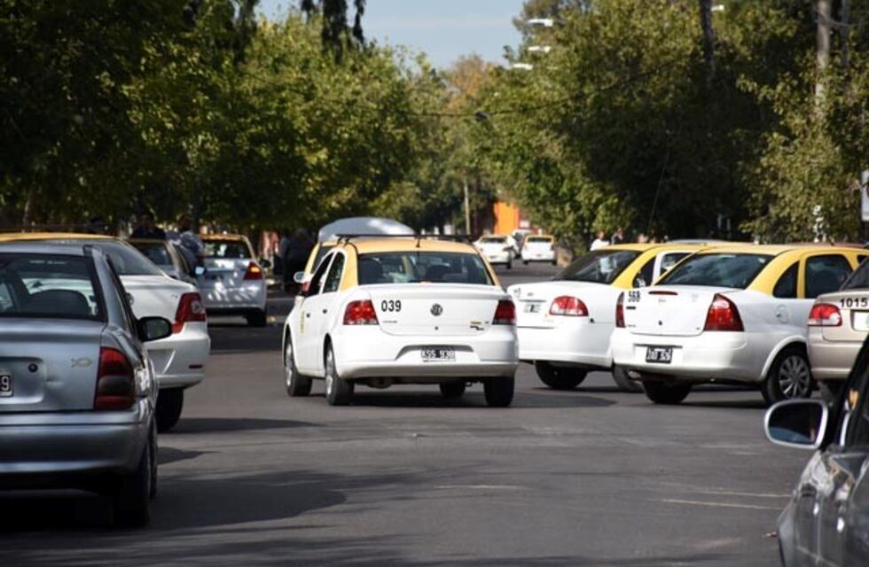 Violento ataque: taxista sanjuanina terminó golpeada, robada y abandonada por un pasajero