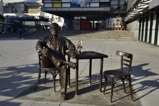 Una estatua de Fontanarrosa fue inaugurada en la Plaza Montenegro