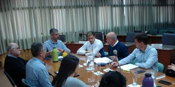 Gerardo Brarda (Pte) y Carlos Rodriguez (Vice) de la cooperadora de los Bomberos Zapadores junto con los concejales (Prensa Concejo Municipal de Rafaela)