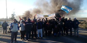 Imagen archivo\u002E Municipales de Chubut cortan la ruta 25 en protesta por la falta de cobro de sus haberes\u002E