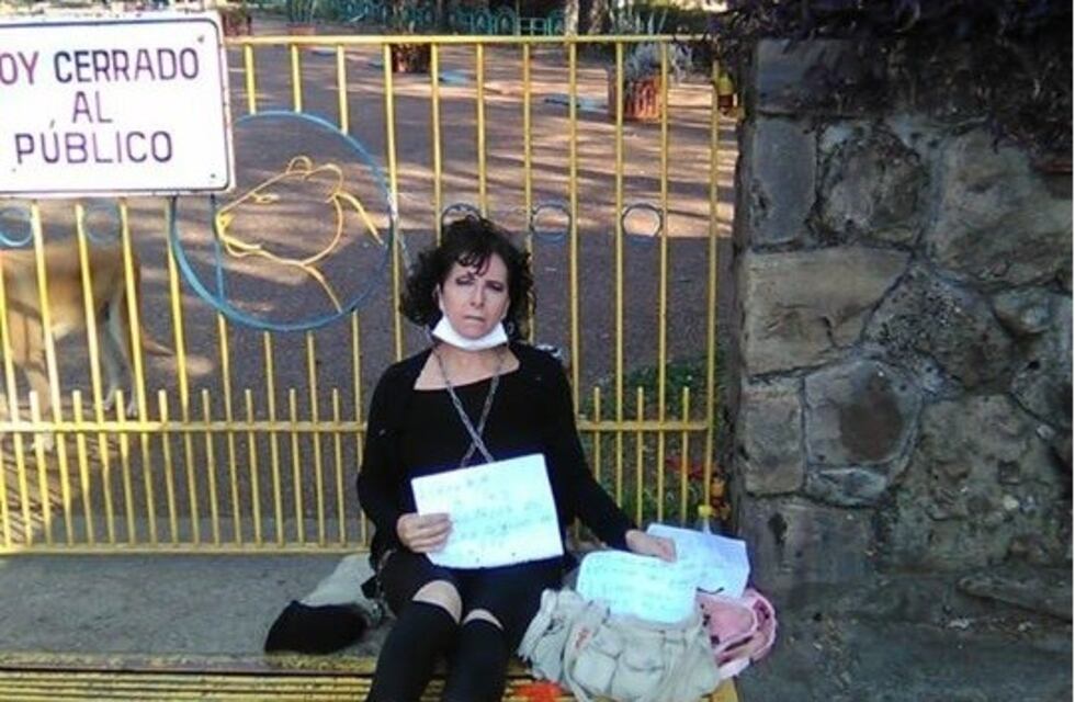 Una reconocida activista se encadenó en el Zoológico de Salto