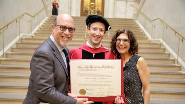 Mark Zuckerberg junto a sus padres.