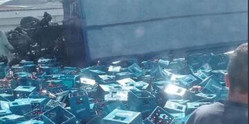 Un camión que llevaba cajones de cerveza quedó colgado de la autopista 25 de Mayo\u002E