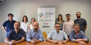 El rector, Dr\u002E Rubén Ascúa, el Presidente de DEISA, CPN Andrés Ferrero y el Director de Proyectos de esa empresa, Ing\u002E José Risso, junto al equipo de profesionales UNRaf Tec\u002E (Prensa UNRaf)