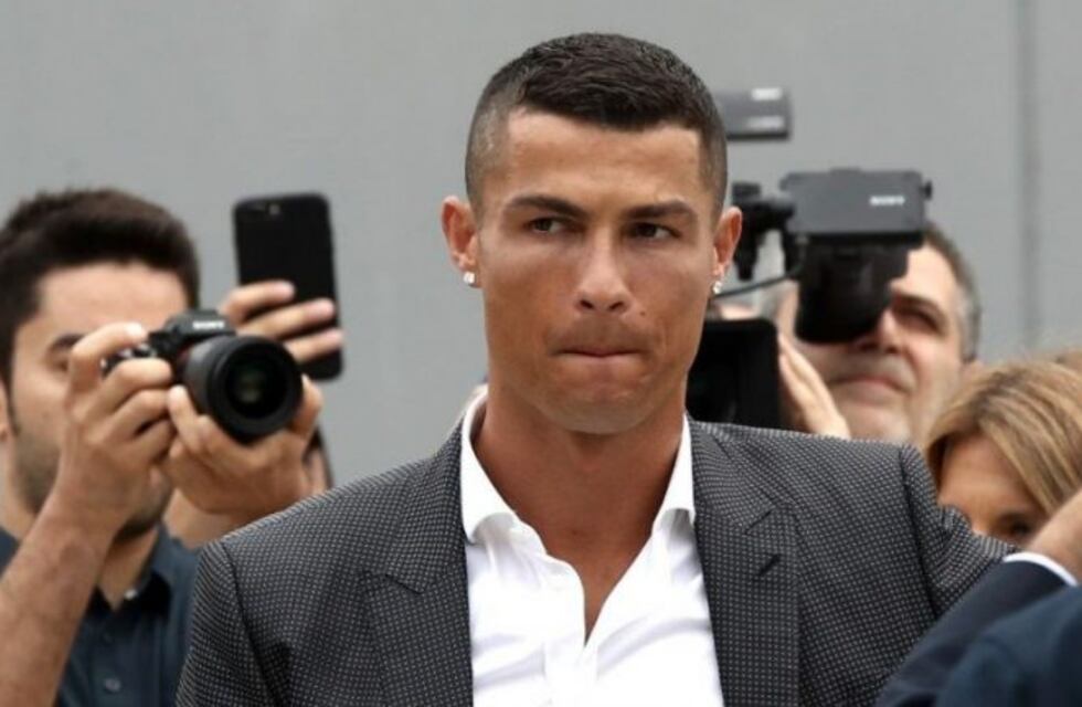 Un fanático se abalanzó sobre Cristiano Ronaldo