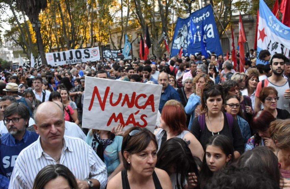 Masiva ronda de las Madres en la plaza 25 de Mayo contra el fallo que beneficia a represores