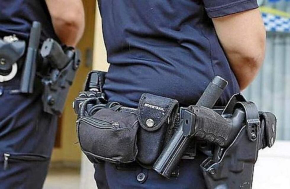 Hieren y detienen a un policía que intentó abusar de una compañera