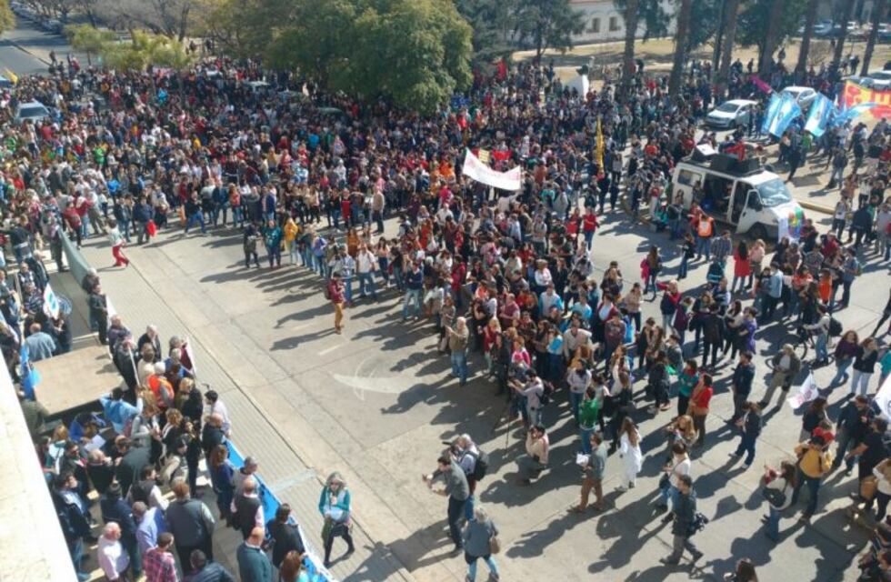 Abrazo solidario en la UNC en reclamo de aumento salarial
