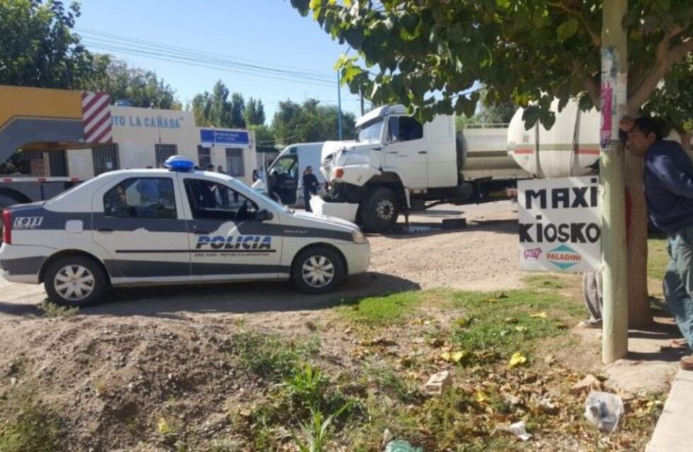Esperaban el colectivo y los embistió un camión y una grúa: tres internados