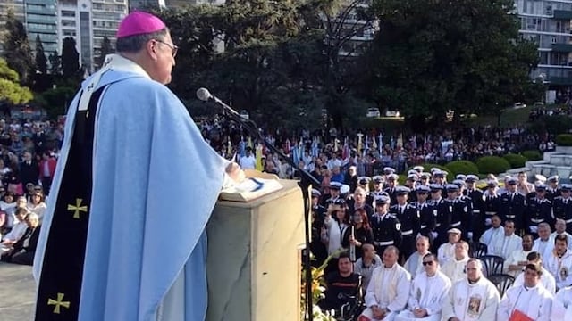 El religioso fue el encargado de la tradicional misa que se llevó a cabo en la Plaza de la Coronación\u002E (Facebook)