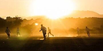 En el barrio Juncal de Las Heras, Sara Flores, la abuela de 63 años, le da de comer a chicos que juegan al fútbol\u002E