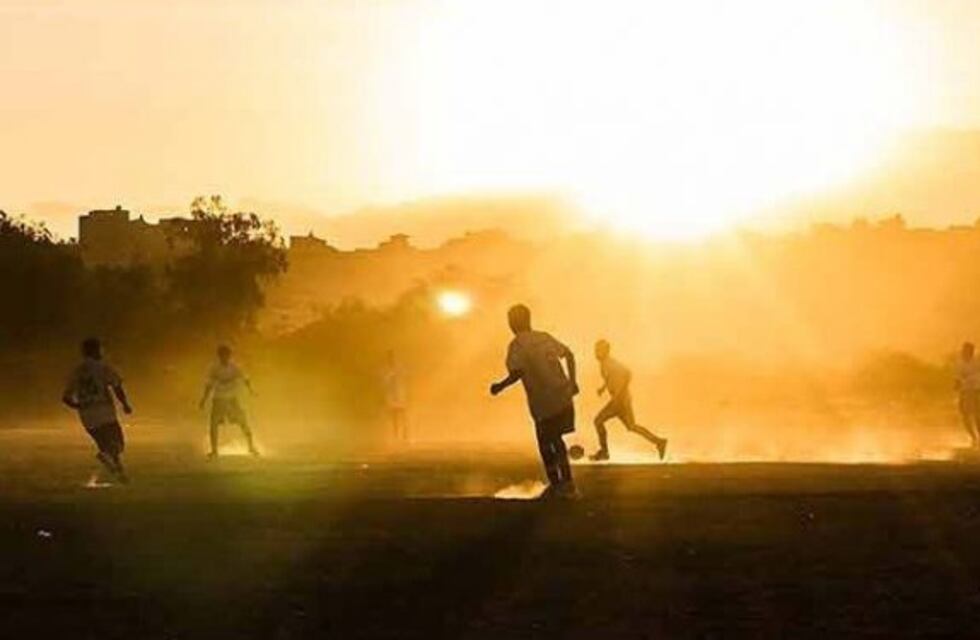 La abuela que juega el partido de su vida y le da de comer a chicos de un equipo de fútbol