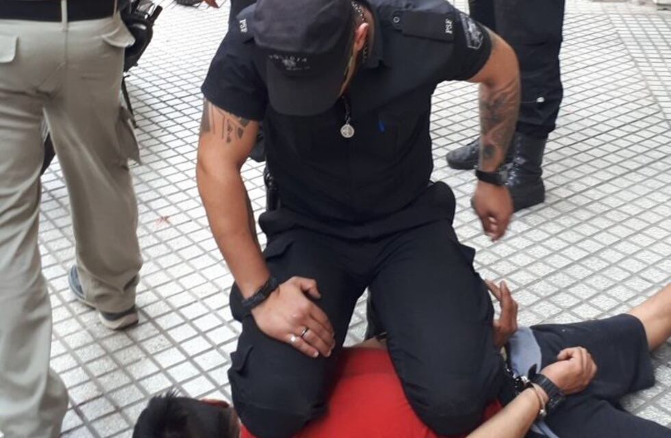 Investigan el accionar de policías que golpearon a un joven en el centro rosarino