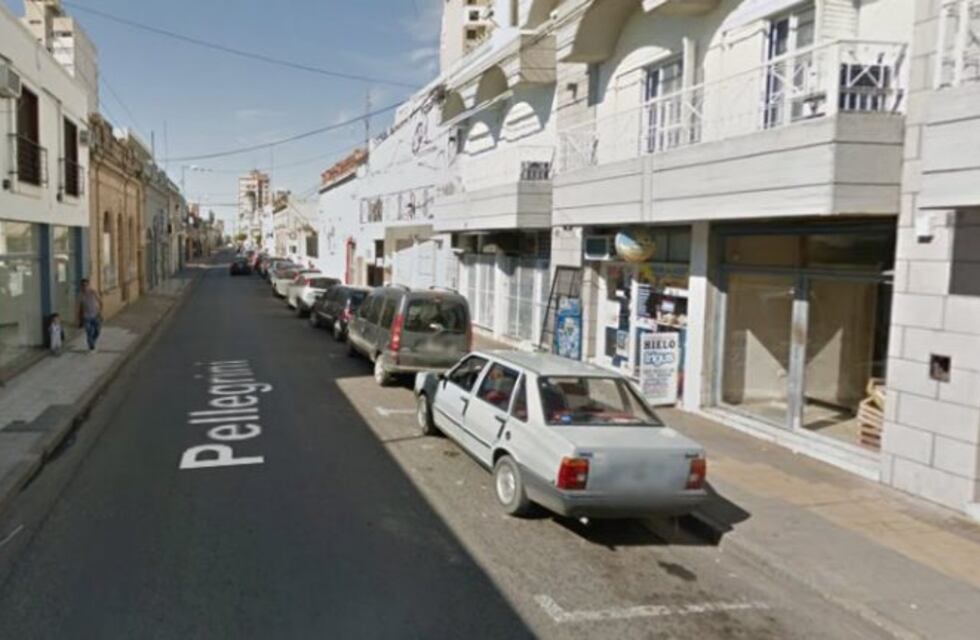 Dos delincuentes ingresaron a robar en un departamento y abusaron de una mujer