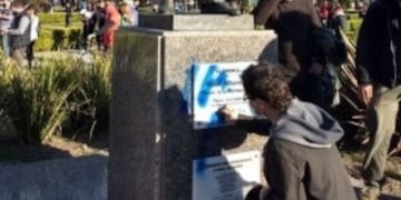 La estatua de Raúl Alfonsín que se encuentra en Plaza Moreno (La Plata) fue vandalizada y un joven la restauró (Imagen: Gentileza El Día)