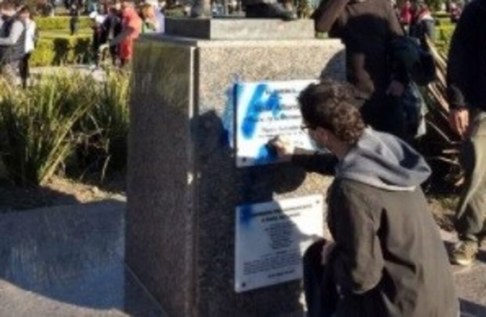 Un joven restauró la estatua de Alfonsín vandalizada en Plaza Moreno: "Me salió como quien cuida su casa"