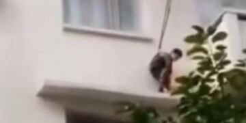 ¡Insólito! Una mujer ató a su nieto y lo bajó desde un balcón para salvar a su gato