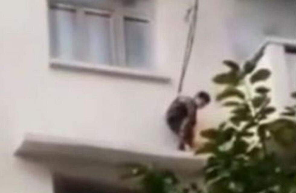 ¡Insólito! Una pareja ató a su nieto y lo bajó desde un balcón para salvar a su gato