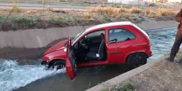 Conductor ebrio chocó con un micro y terminó adentro de un canal de riego