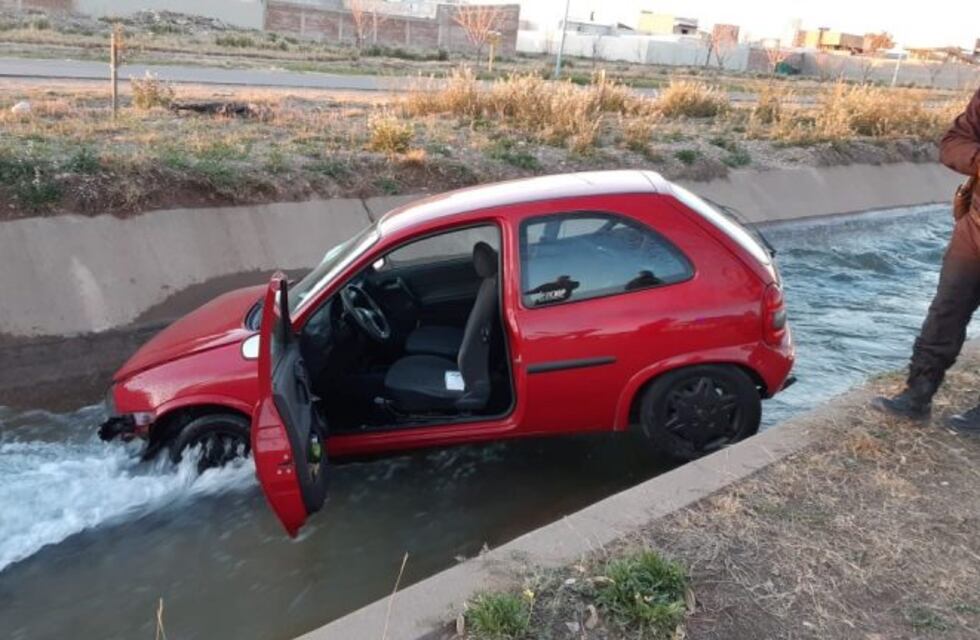 Conductor ebrio chocó con un micro y terminó adentro de un canal de riego