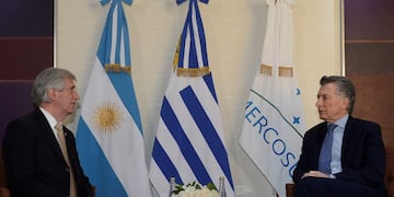 Mauricio Macri mientras se reúne con el presidente de Bolivia, Evo Morales\u002E