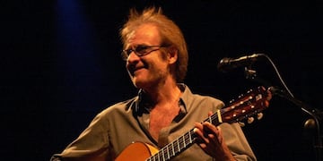 GRAF5582\u002E MADRID, 04/04/2020\u002E- Fotografía de archivo del 21 de julio de 2001 del cantautor madrileño Luis Eduardo Aute durante su actuación en Santiago de Compostela\u002E El cantautor y pintor Luis Eduardo Aute, de 76 años, falleció este sábado en Madrid\u002E Aute estaba retirado de los escenarios desde que sufrió un grave infarto en 2016, que lo mantuvo dos meses en coma\u002E EFE/ARCHIVO/X\u002EREY