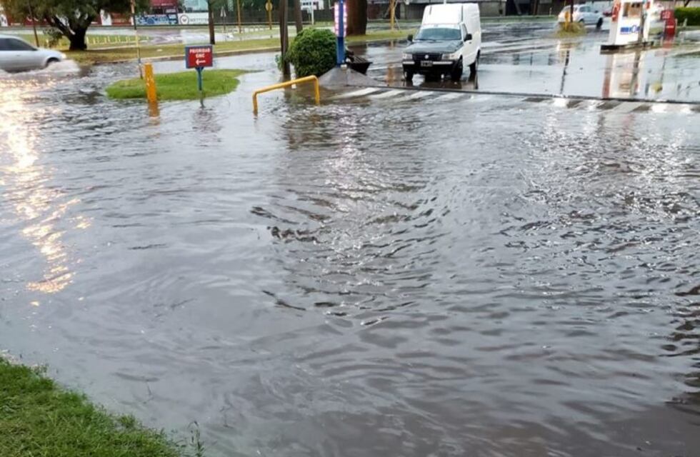 Después de la sensación térmica de casi 44°, llegaron 70 mm y sigue el alerta