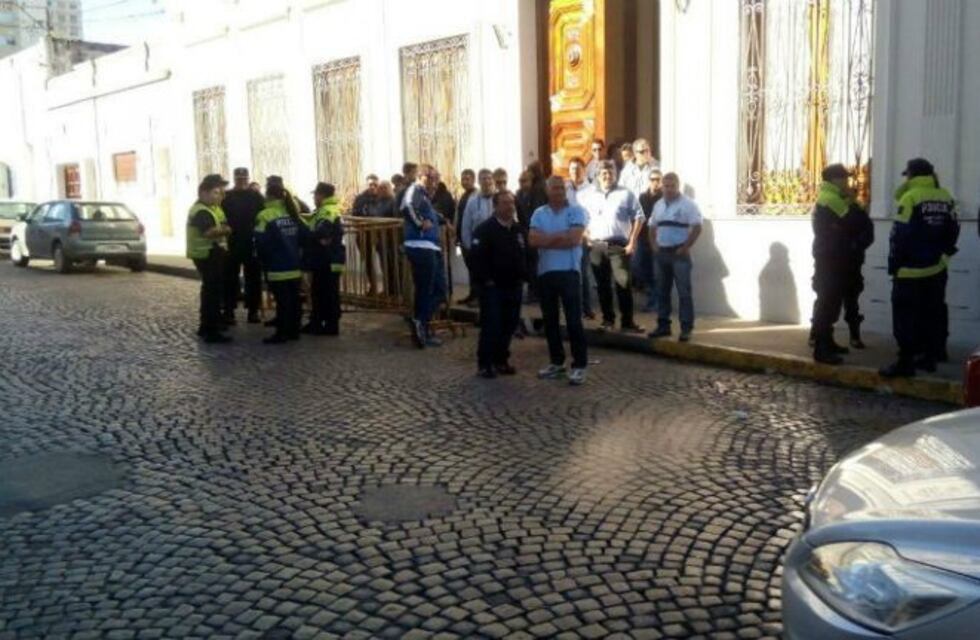 En la antesala del aumento del boleto, los choferes le negaron el ingreso al Concejo a un periodista