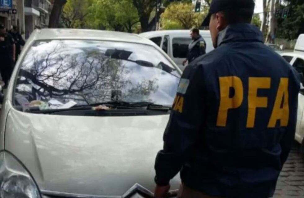 Detuvieron a tres personas en un operativo antidrogas a metros del Monumento