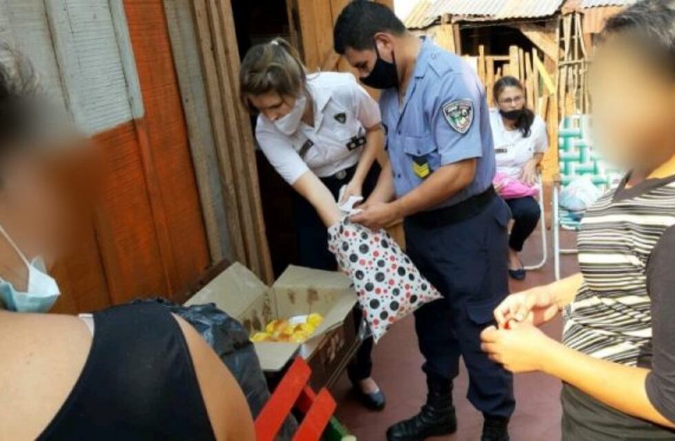 Policías llevaron una merienda y donaciones al barrio Villa Svea