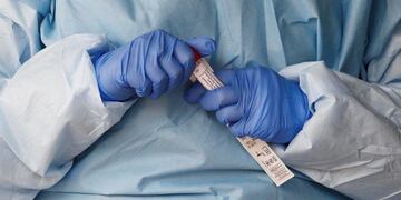Manhasset (United States), 06/05/2020\u002E- A healthcare worker holds a COVID-19 test at the Northwell Health facility in Manhasset, New York, USA, on 06 May 2020\u002E New York, as well as many other states in the country, is trying to increase the number people being tested for the coronavirus as leaders work on determining safe plans for reopening the economy\u002E (Abierto, Estados Unidos, Nueva York) EFE/EPA/JUSTIN LANE