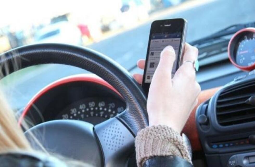 Proponen duplicar los puntos descontados en el scoring a quienes usen el celular mientras manejan