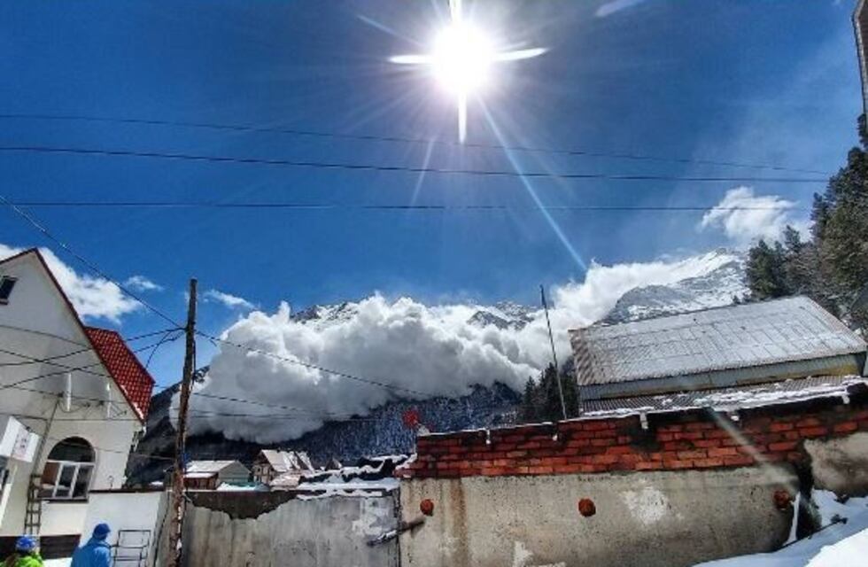 Captan el momento de una avalancha en la montaña más alta de Rusia y Europa