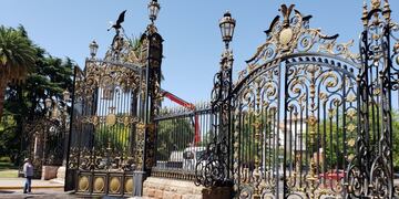 Limpieza de los portones del Parque de Mendoza