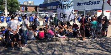 Los militantes se apostaron en la puerta del Carrefour de Vera Mujica y Pellegrini\u002E (@rbarriosdepie)