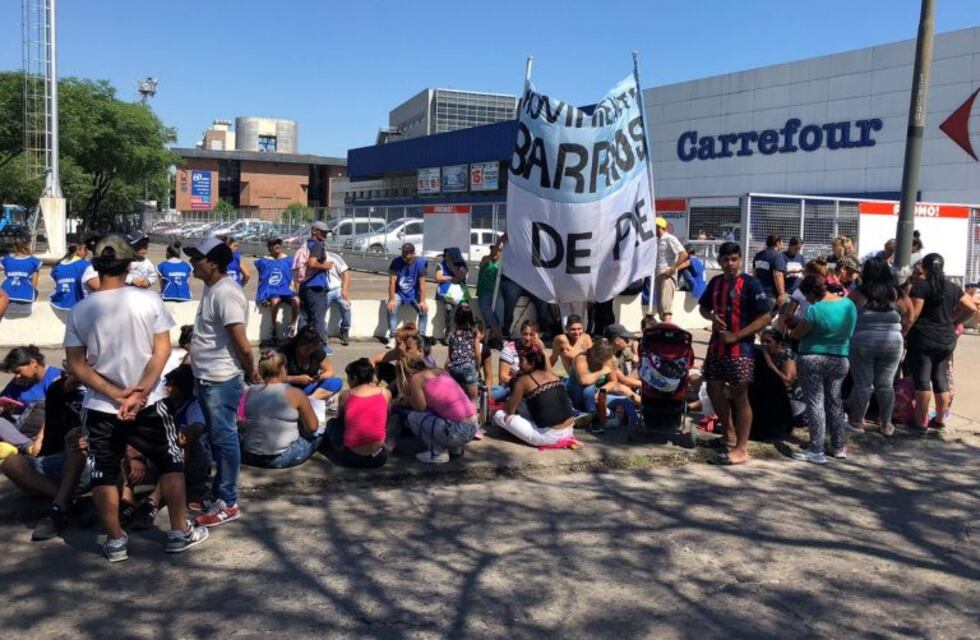 Organizaciones sociales fueron a pedir donaciones frente a cuatro hipermercados rosarinos
