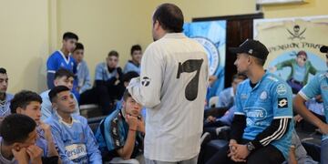 La comisión directiva desplegó una muestra de casacas históricas del Celeste, con los pibes de la pensión\u002E